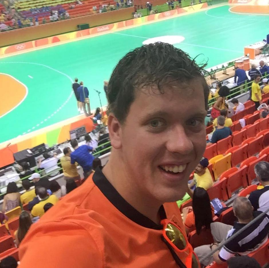 Mark Schram in het handbalstadion van Rio
