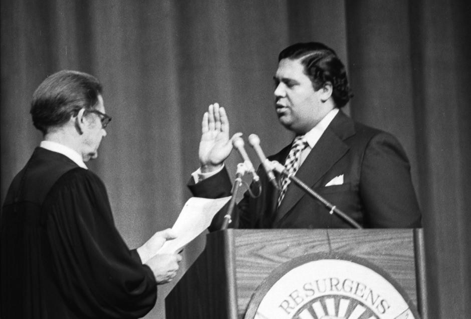 Maynard Jackson wordt be&euml;digd als burgemeester van Atlanta