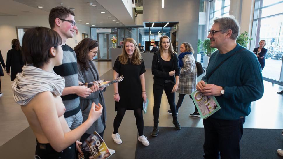 Jean Tillie (rechts) spreekt in het Wibauthuis met Medard en leden van Asva en de Centrale Medezeggenschap