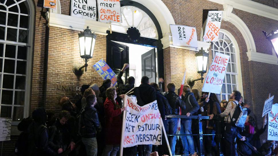 The doors of het Maagdenhuis being opened by protesters
