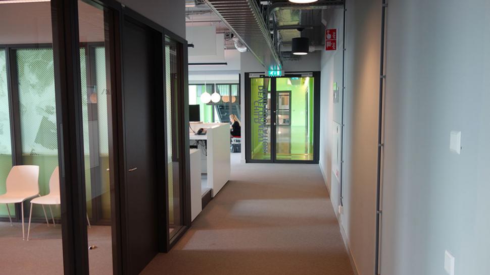 De gang waar het CvB zich op de Roeterseilandcampus zal gaan vestigen ligt er nu nog verlaten bij
