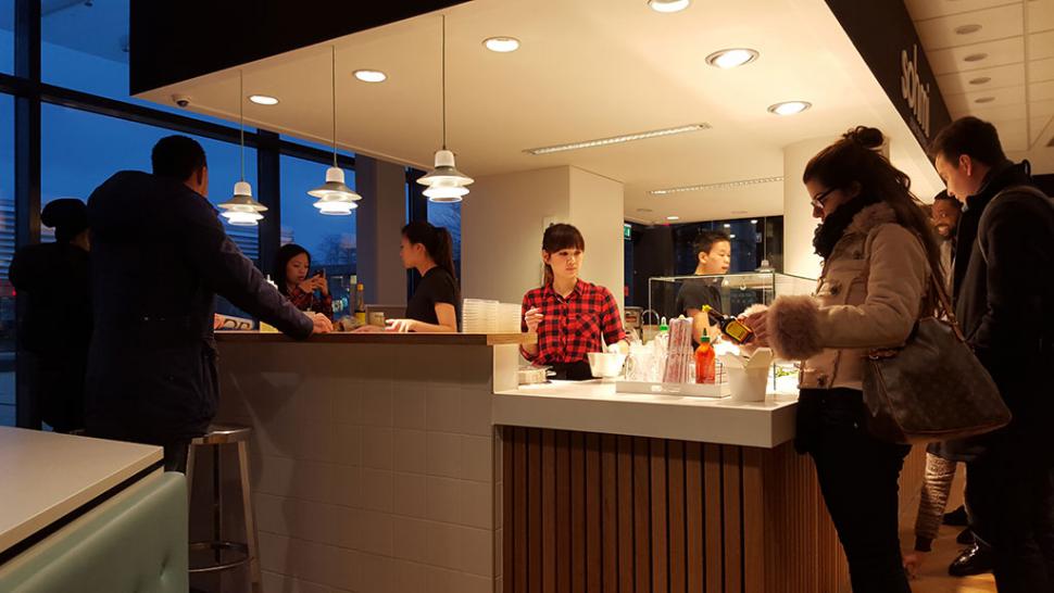 Sohmi, een Vietnamees restaurant in een foodcourt van de Erasmus Universiteit Rotterdam